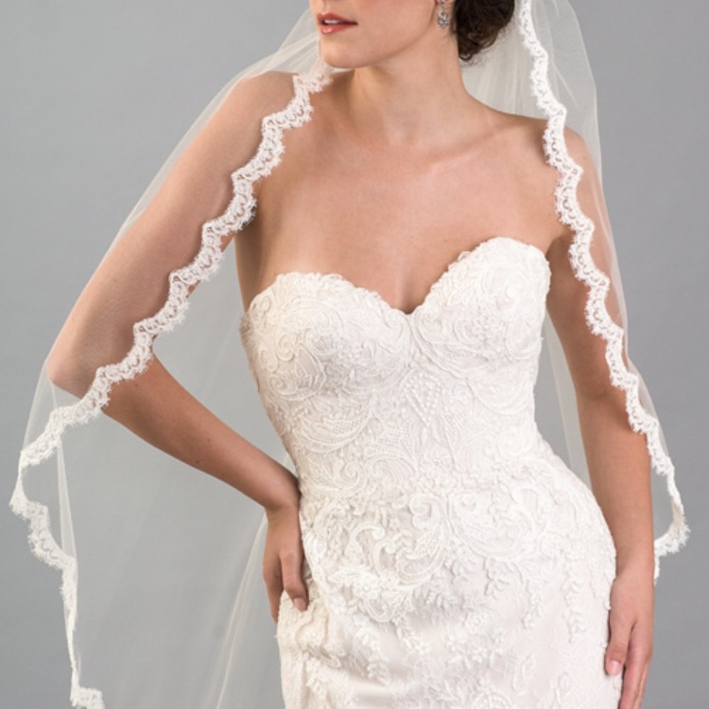 Ivory Fingertip Lace Veil